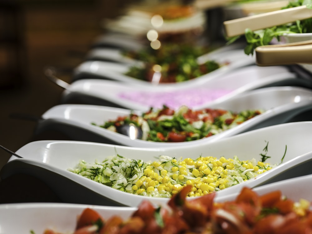 Frische Salate und Beilagen für das türkische Buffet