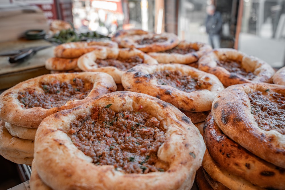 Pide, Lahmacun und Börek für das Catering-Buffet